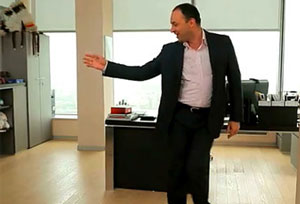 Гендиректора салонов МТС заставили танцевать в рекламе