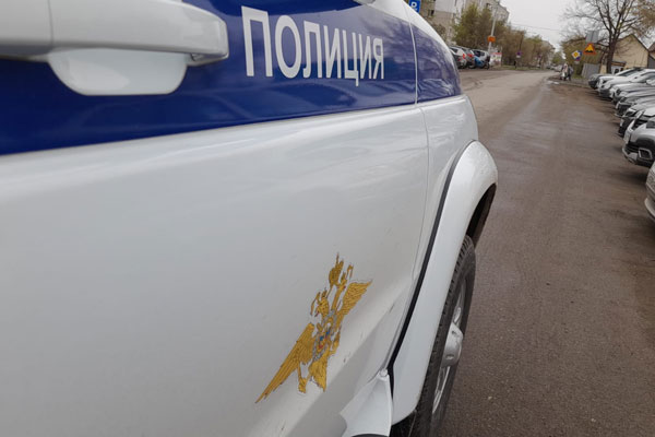 Преступники повредили в Тюмени автомобиль, сбросив пакет с водой | В Тюмени преступники сбросили пакет с водой на машину Преступники повредили в Тюмени автомобиль, сбросив пакет с водой | В Тюмени преступники сбросили пакет с водой на машину