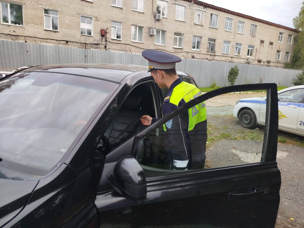 Бежал к маме — в Верхней Салде девятилетний мальчик погиб под колёсами машины  | В Верхней Салде ребёнок погиб на дороге, перебегая к ожидавшей его маме 