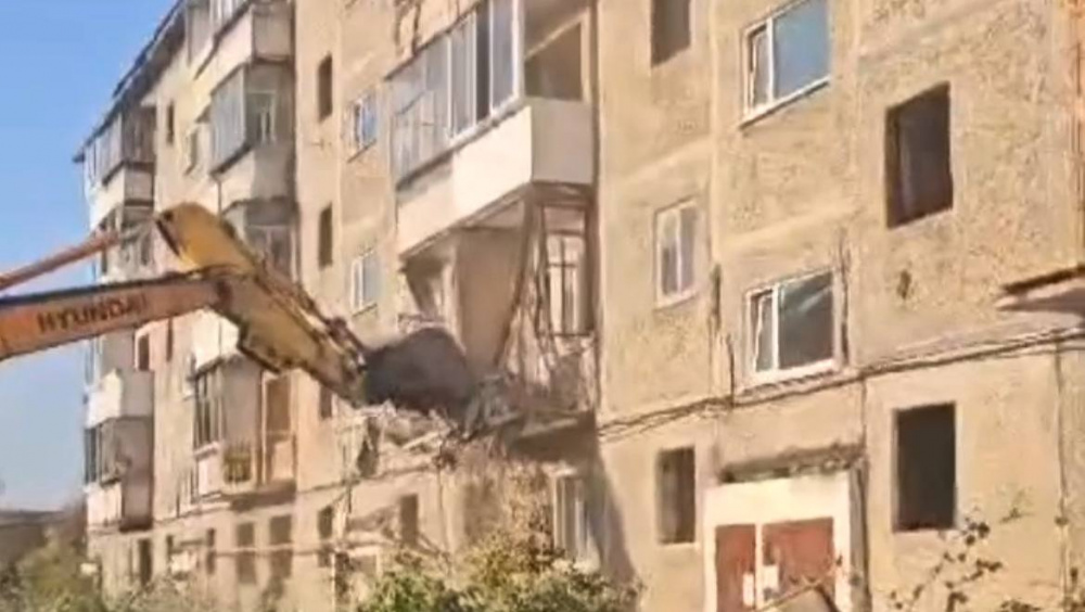 В Нижнем Тагиле разбирают дом, повреждённый взрывом 1 августа | На Урале приступили к демонтажу остатков взорвавшейся пятиэтажки