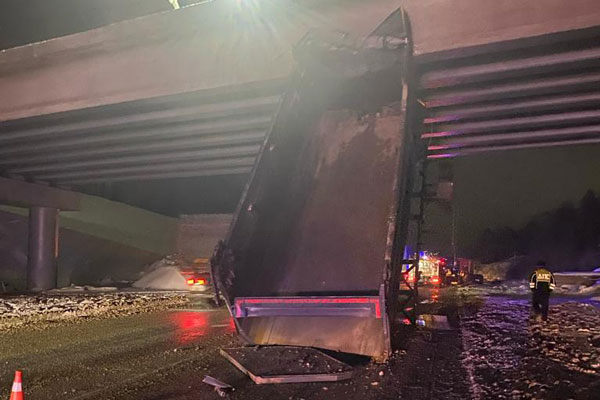 В Свердловской области водитель грузового автомобиля совершил наезд на надземный мост