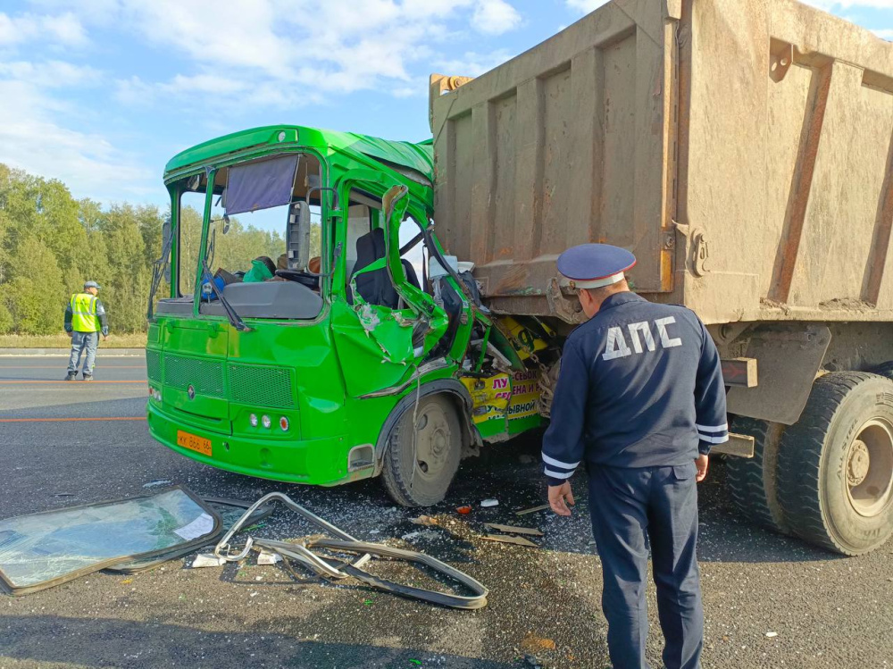 Автобус и грузовик столкнулись на трассе Екатеринбург — Тюмень  | На Урале столкнулись грузовик и автобус 