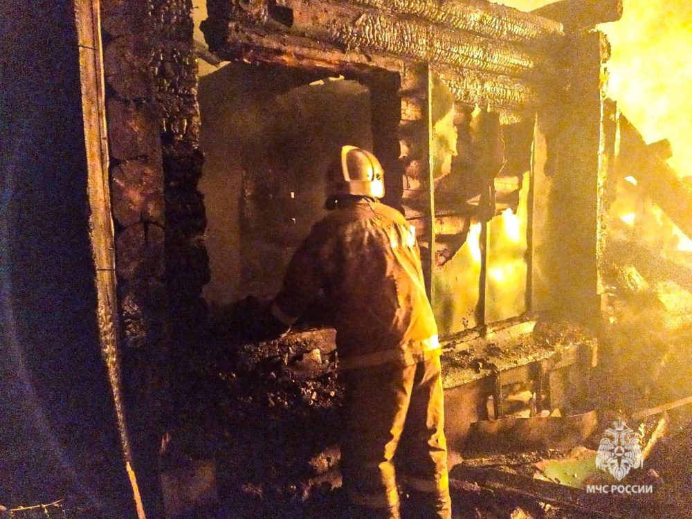 В Пермском крае пожар унёс жизни двух человек | В Прикамье при пожаре погибли два человека