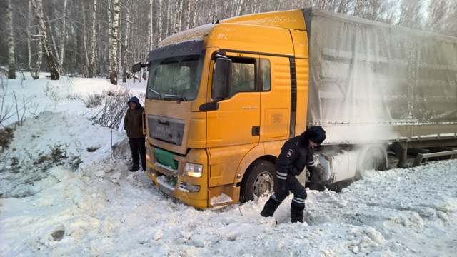 В Свердловской области завершилась операция по спасению грузового автомобиля и его водителя из снежного плена