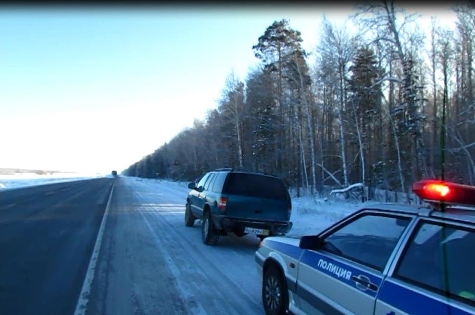 Свердловские полицейские в Тадице помогли замерзающему на трассе водителю Свердловские полицейские в Тадице помогли замерзающему на трассе водителю