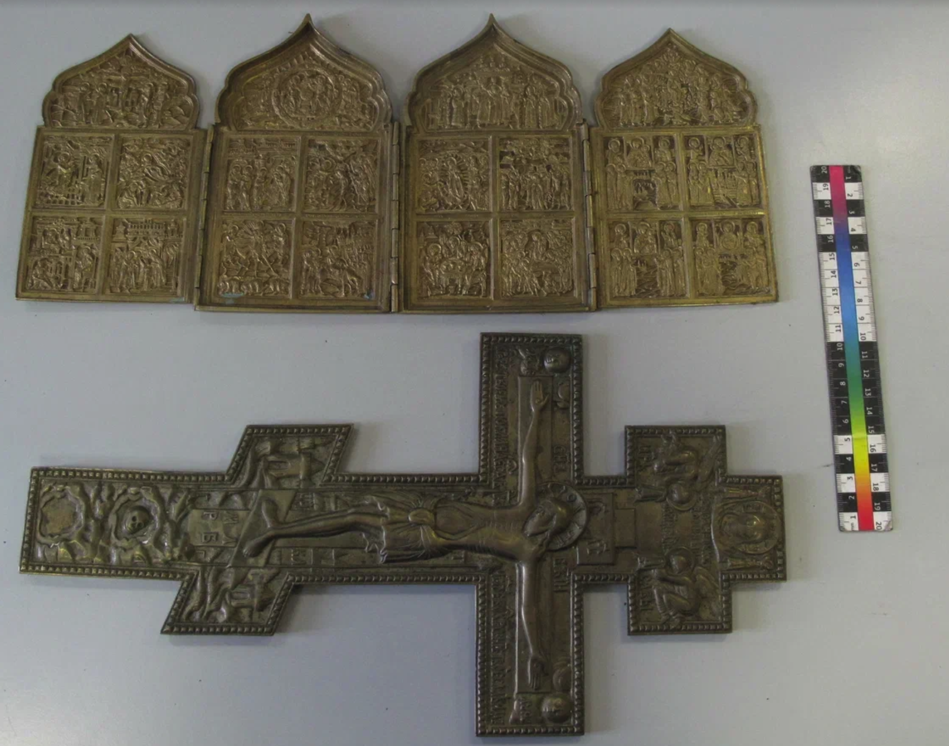 Жительница Кургана пыталась вывезти из России в Дубай старинную икону и крест