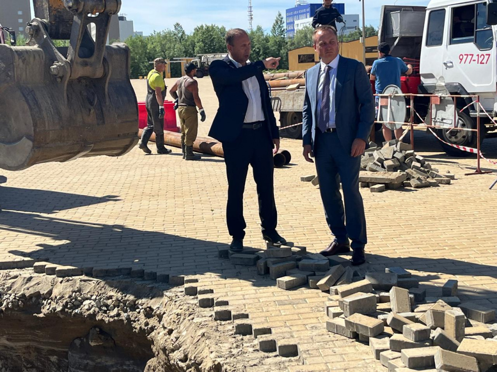 В центре Сургута провалился грунт | В Сургуте на главной площади произошёл провал грунта