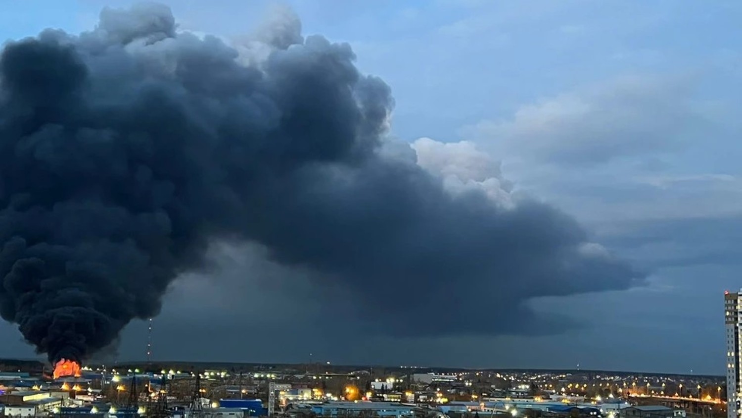 В Свердловской области горит завод пластмасс В Свердловской области горит завод пластмасс