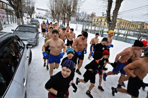 В Екатеринбурге Дед Мороз и Снегурочка устроили забег по Уралмашу