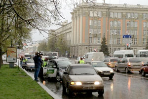 Сегодня в Екатеринбурге сотрудники ГИБДД провели рейд около гимназии №9