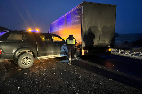 "Без аварийки и габаритов!" В Свердловской области в ДТП погиб водитель автомашины «Лада Гранта», который остановился на трассе