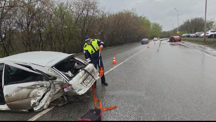 Пострадали две девушки-подростка — ГИБДД выясняет причины крупной аварии в Екатеринбурге  | В Екатеринбурге четыре человека пострадали при столкновении машин 