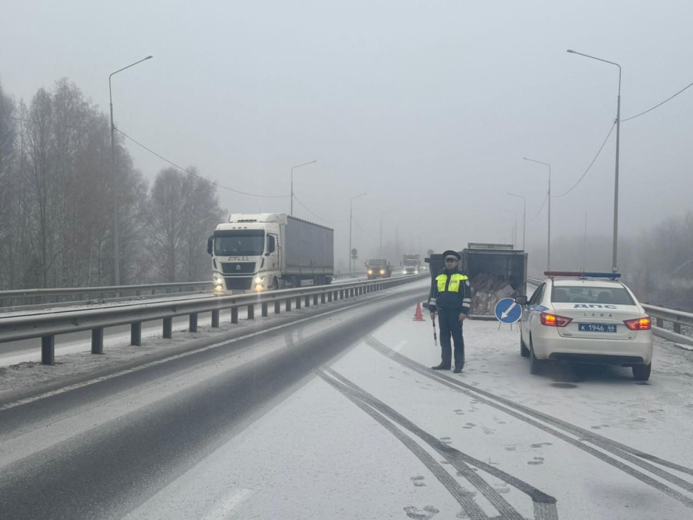 ДТП под Екатеринбургом — движение транспорта в сторону Перми ограничено  | На трассе Екатеринбург — Пермь ограничили движение из-за ДТП 