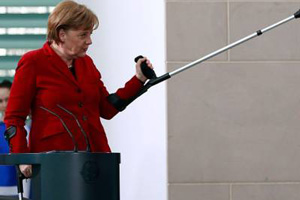 Меркель пришла на заседание правительства на костылях