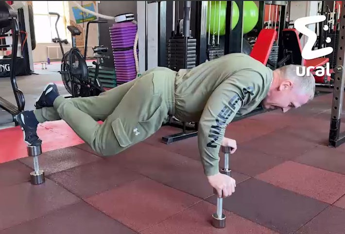 Пермяк отжался на гвоздях 42 раза | Житель Перми 42 раза отжался на гвоздях Пермяк отжался на гвоздях 42 раза | Житель Перми 42 раза отжался на гвоздях