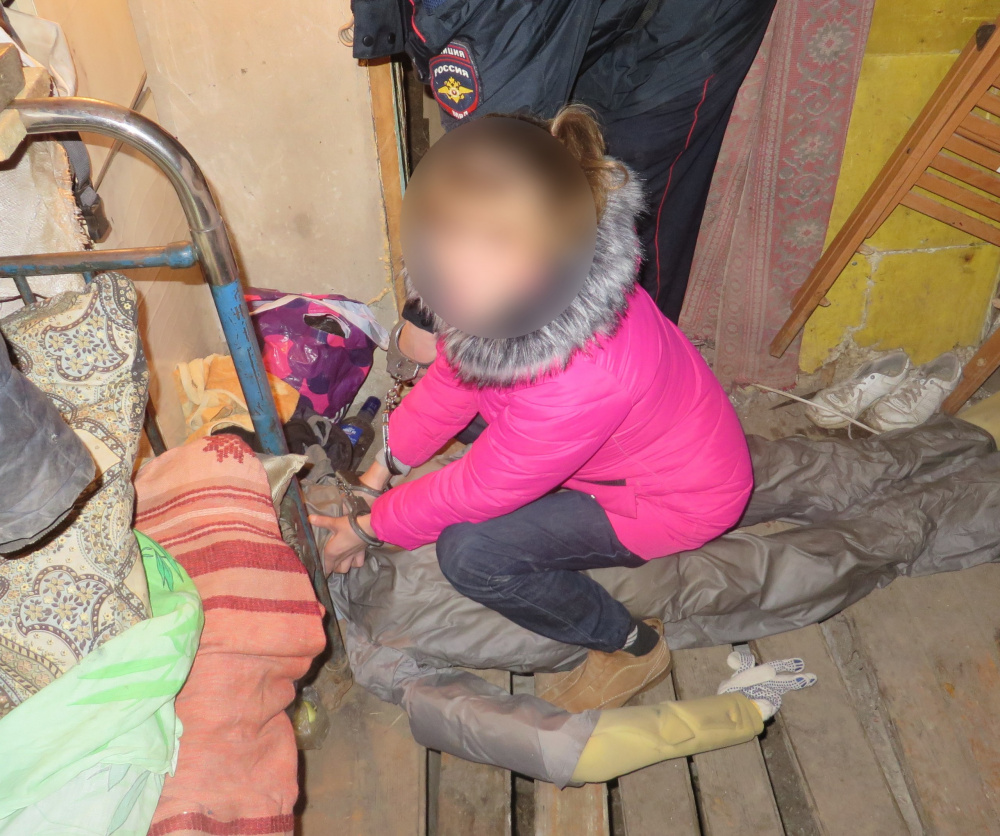 В Берёзовском оскорблённая женщина задушила своего сожителя  | На Урале задушившая сожителя женщина уедет в колонию 