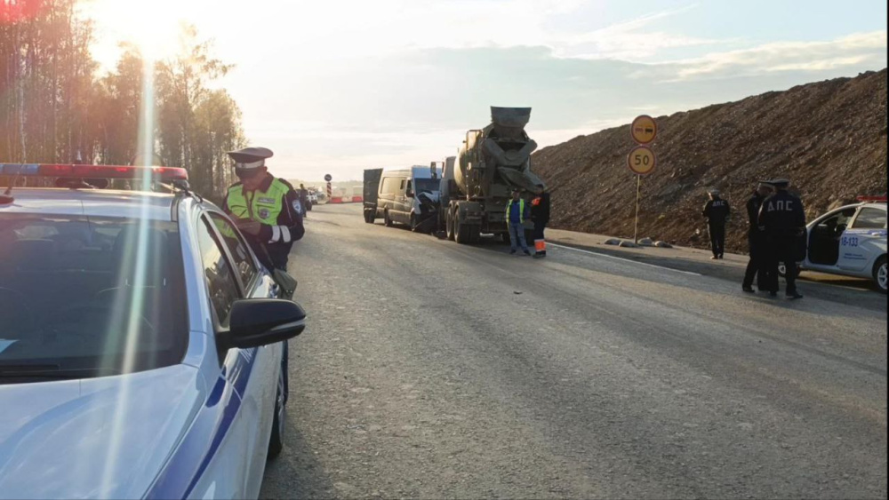 На трассе Екатеринбург — Тюмень в ДТП погиб водитель микроавтобуса  | Микроавтобус с пассажирами разбился на Урале, водитель погиб 