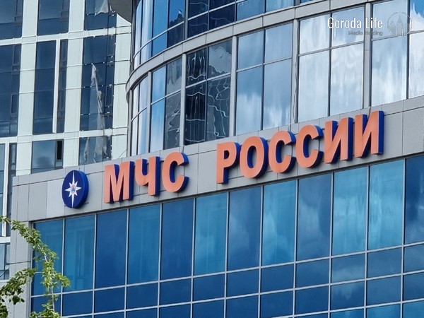 Десятки рыбаков оказались отрезаны от суши на льдине на челябинском озере  | В Челябинской области десятки рыбаков оказались на льдине посреди воды 