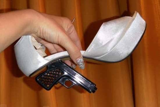 В аэропорту Нью-Йорка задержали путешественницу на каблуках-пистолетах