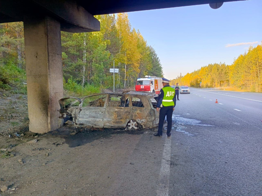 Врезался в опору и загорелся — под Нижним Тагилом погиб водитель "Opel" | Под Нижним Тагилом на трассе погиб водитель "Opel" 