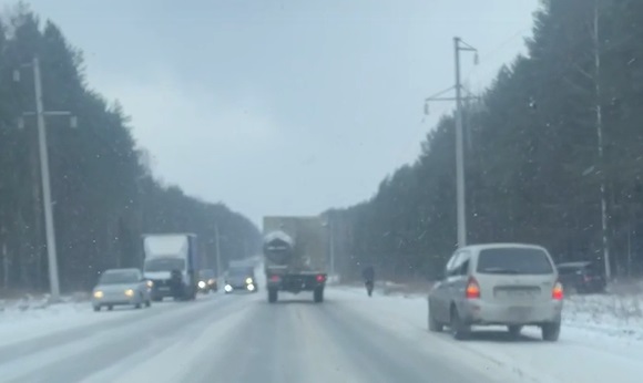 Дорогу в Свердловской области замело снегом Дорогу в Свердловской области замело снегом
