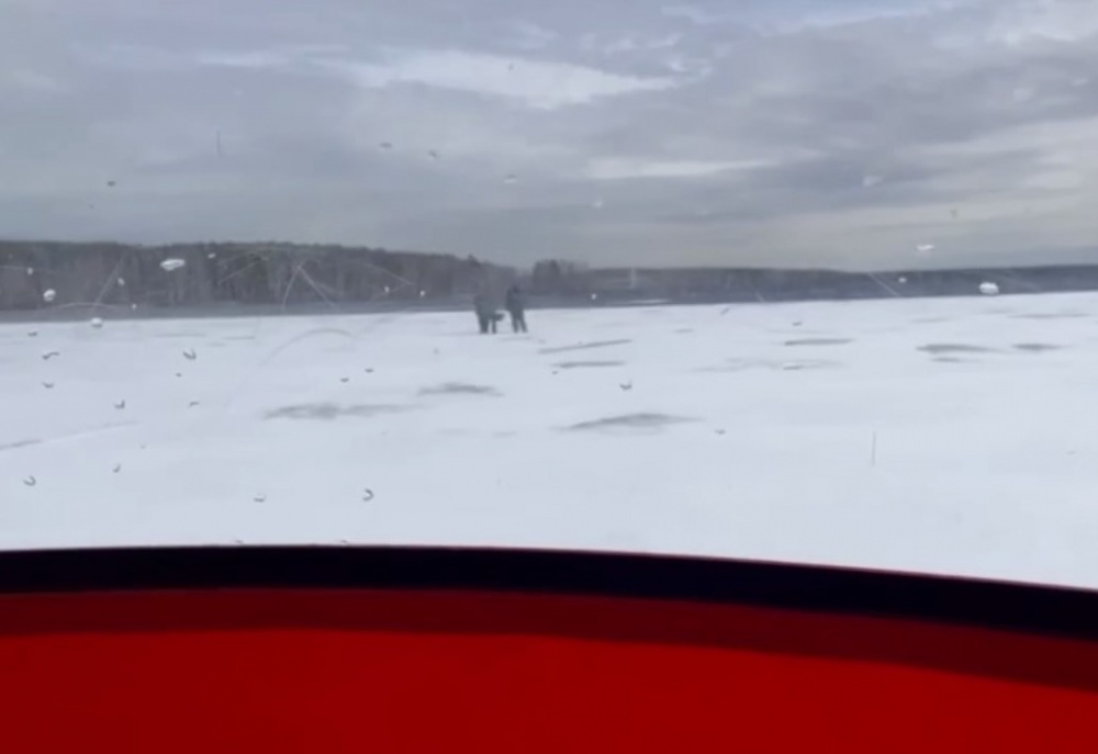 В Свердловской области чуть не погибли пятеро рыбаков | Пятеро рыбаков были спасены со льдин на Урале В Свердловской области чуть не погибли пятеро рыбаков | Пятеро рыбаков были спасены со льдин на Урале