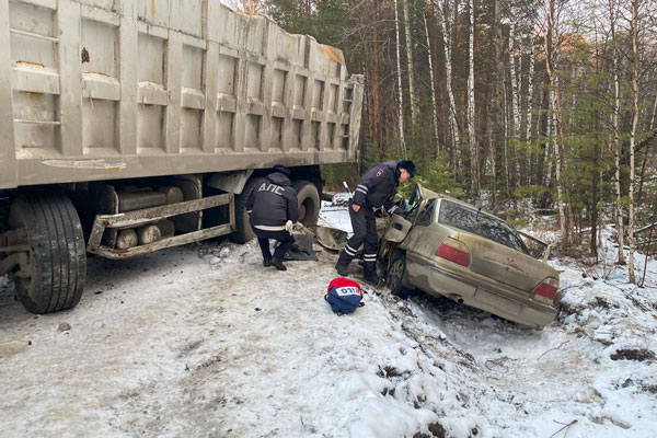 На Среднем Урале водитель фуры протаранил иномарку. Водитель погиб, трое пассажиров в больнице