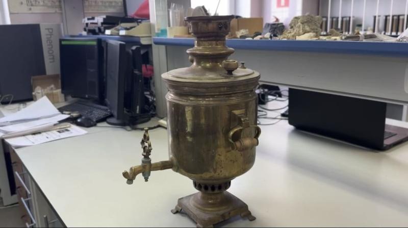 Самовар с императорскими клеймами пытались вывезти из Кольцово в Баку — культурную ценность спасли | В Кольцово таможня пресекла вывоз старинного самовара с клеймом «Николай II» Самовар с императорскими клеймами пытались вывезти из Кольцово в Баку — культурную ценность спасли | В Кольцово таможня пресекла вывоз старинного самовара с клеймом «Николай II»