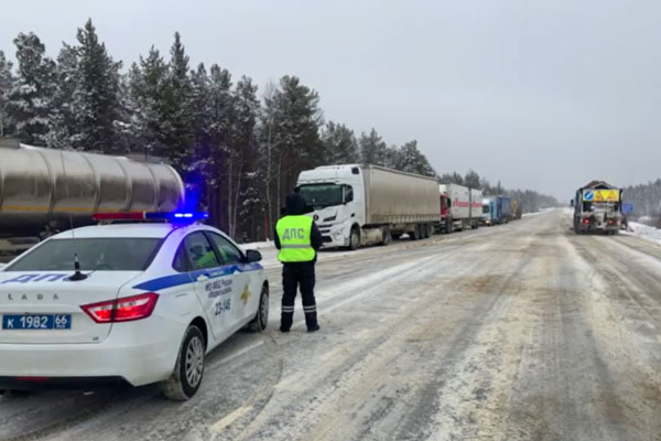Из-за непогоды на уральских трассах ввели ограничение движения грузового и пассажирского транспорта