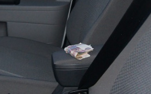 В Пыть-Яхе за несоставление административного протокола водитель пытался дать взятку полицейским В Пыть-Яхе за несоставление административного протокола водитель пытался дать взятку полицейским