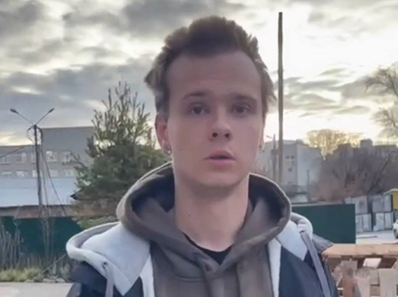 В Екатеринбурге парень продавал растения, предназначенные для благоустройства двора. Видео | В Екатеринбурге молодой человек продавал саженцы с территории жилого комплекса