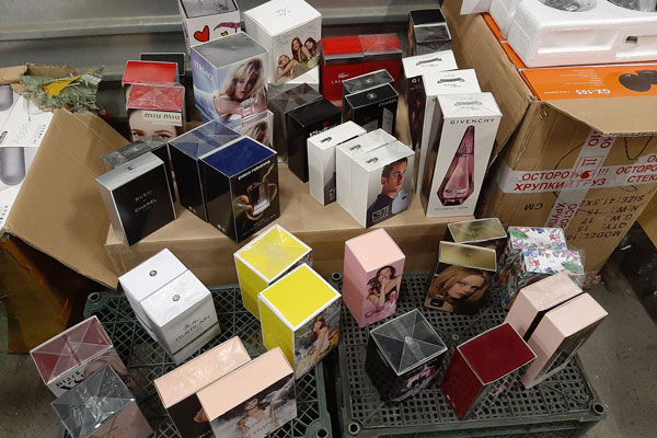 В январе-феврале на Урал завезли в 65 раз больше духов, чем годом ранее