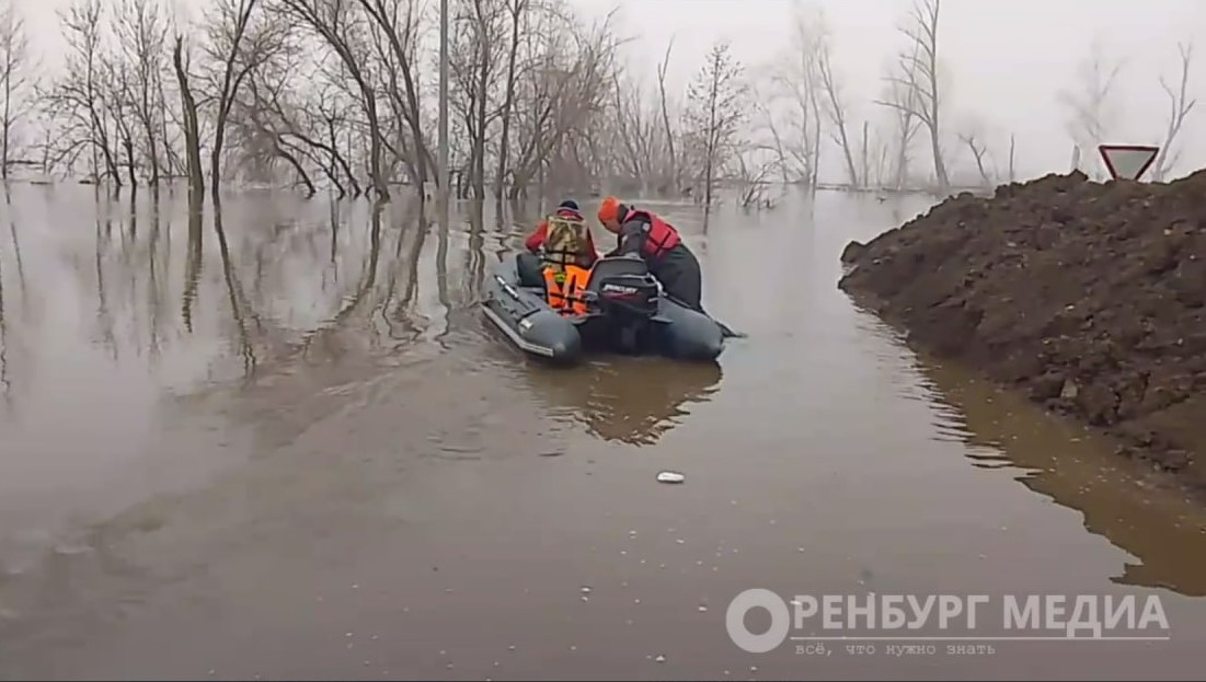 До последнего отказывались эвакуироваться - оренбуржцы молят спасателей о помощи | В Оренбуржье люди массово просят эвакуировать их из зоны паводка До последнего отказывались эвакуироваться - оренбуржцы молят спасателей о помощи | В Оренбуржье люди массово просят эвакуировать их из зоны паводка