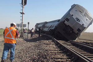 В Калифорнии грузовик протаранил пассажирский поезд