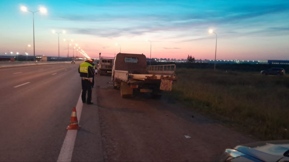 В Екатеринбурге пьяный водитель врезался в иномарки, есть пострадавшие  | Пьяный водитель грузовика устроил крупное ДТП в Екатеринбурге 