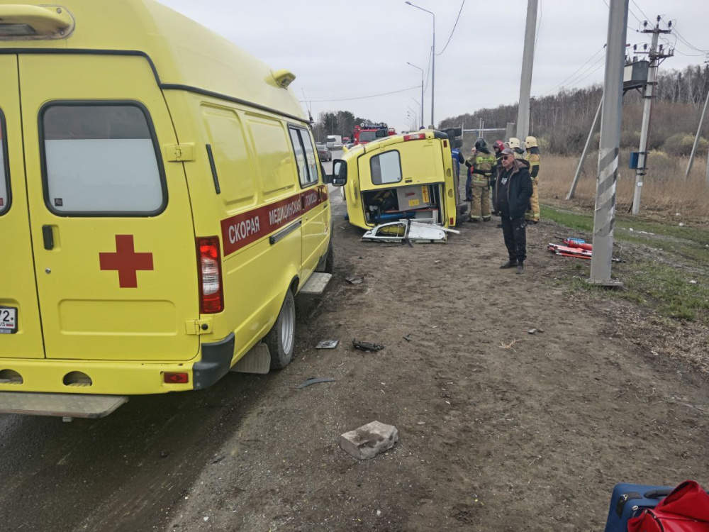 Под Тюменью пьяный водитель грузовика спровоцировал ДТП со скорой помощью | В Тюменской области столкнулись машина скорой помощи и грузовик Под Тюменью пьяный водитель грузовика спровоцировал ДТП со скорой помощью | В Тюменской области столкнулись машина скорой помощи и грузовик