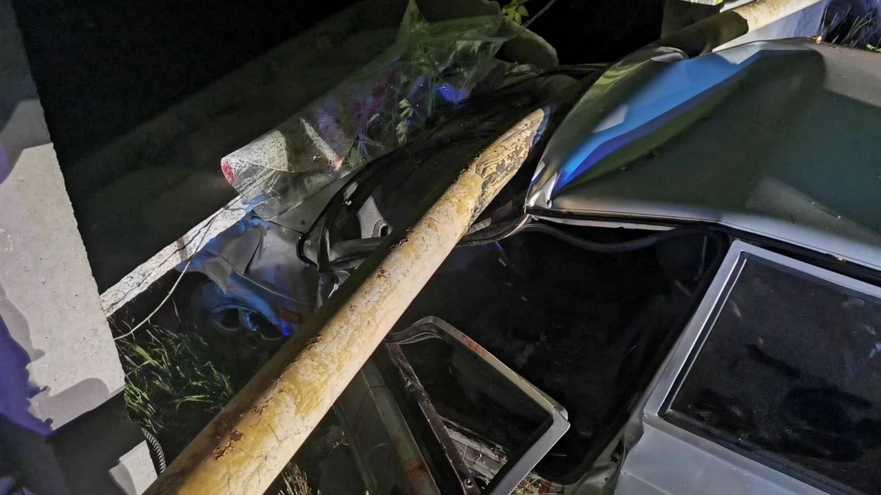 На Урале молодой парень на ВАЗ влетел в газопровод и снес бетонную стену