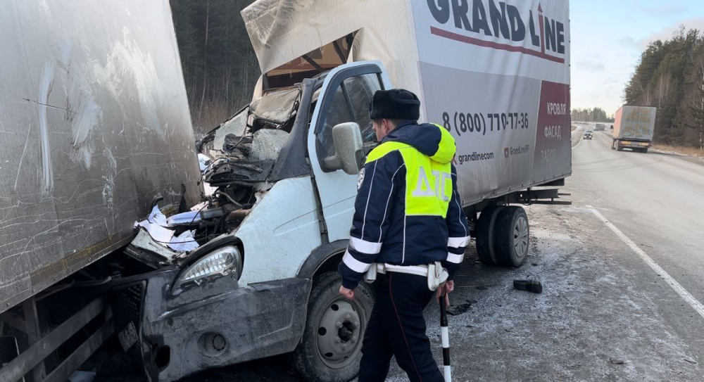 На Урале подросток погиб при столкновении двух грузовиков  | В Свердловской области 17-летний юноша погиб в ДТП 