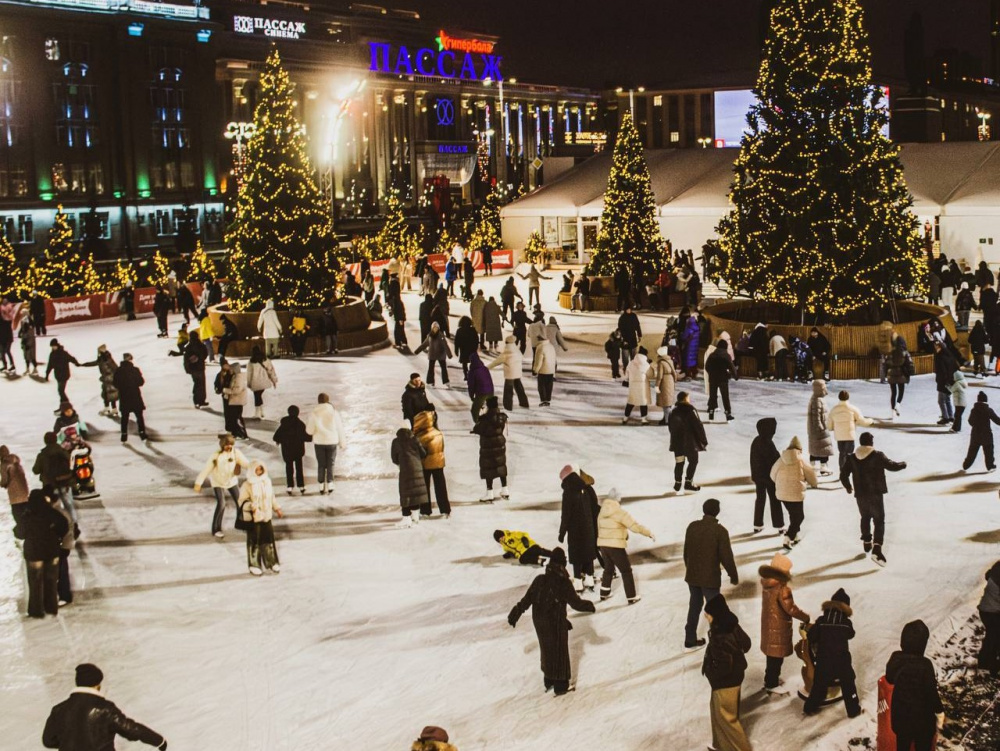 Глава Екатеринбурга пообещал заливать каток каждый год  | Каток в центре Екатеринбурга может стать традиционным 