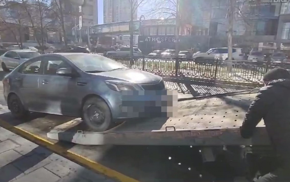 Автомобиль свердловчанки арестовали за 113-тысячный долг по штрафам  | Приставы арестовали иномарку сверддловчанки за долги по 81 штрафу 