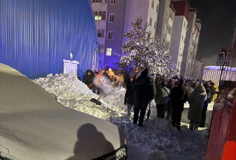 Ребёнок погиб при обрушении снега с крыши у катка в ХМАО | В ХМАО ребёнка насмерть завалило снегом у катка Ребёнок погиб при обрушении снега с крыши у катка в ХМАО | В ХМАО ребёнка насмерть завалило снегом у катка