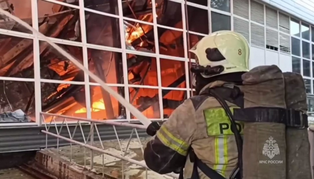 Из искры возгорелось пламя - в Екатеринбурге горело секретное предприятие. Видео | В Екатеринбурге на НПО автоматики произошёл пожар