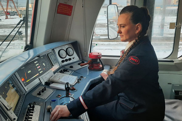 До Дружинино и не только: первая в России женщина-машинист электровоза приступила к самостоятельной работе