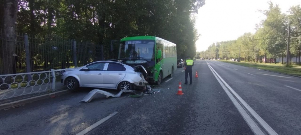 В столице Урала «Chevrolet» врезался в рейсовый автобус "ПАЗ" | В Екатеринбурге иномарка протаранила автобус с пассажирами В столице Урала «Chevrolet» врезался в рейсовый автобус "ПАЗ" | В Екатеринбурге иномарка протаранила автобус с пассажирами