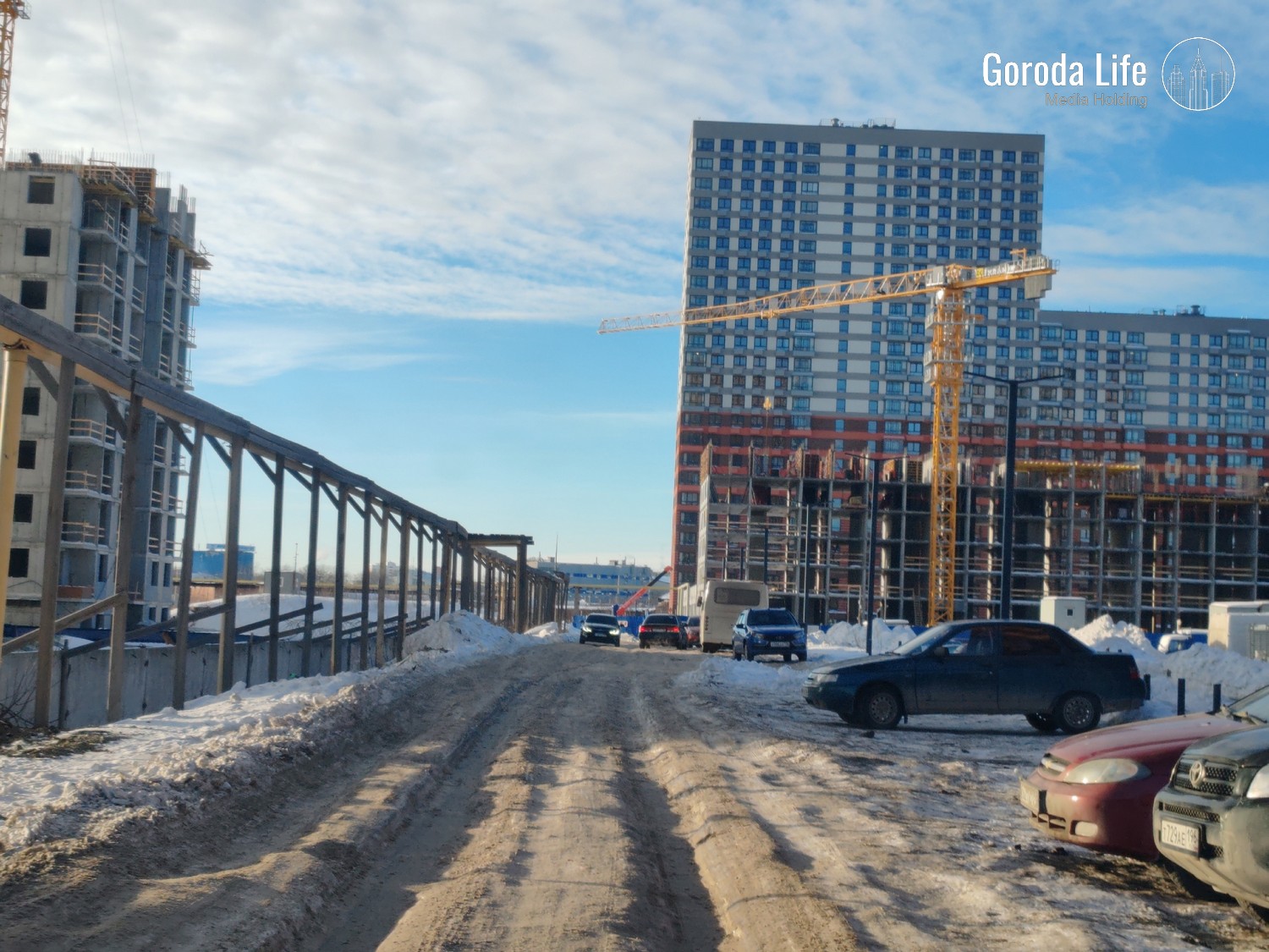 Жители жилого комплекса "Космонавтов 11" в Екатеринбурге обратились к властям с просьбой о проблеме подъездных дорог