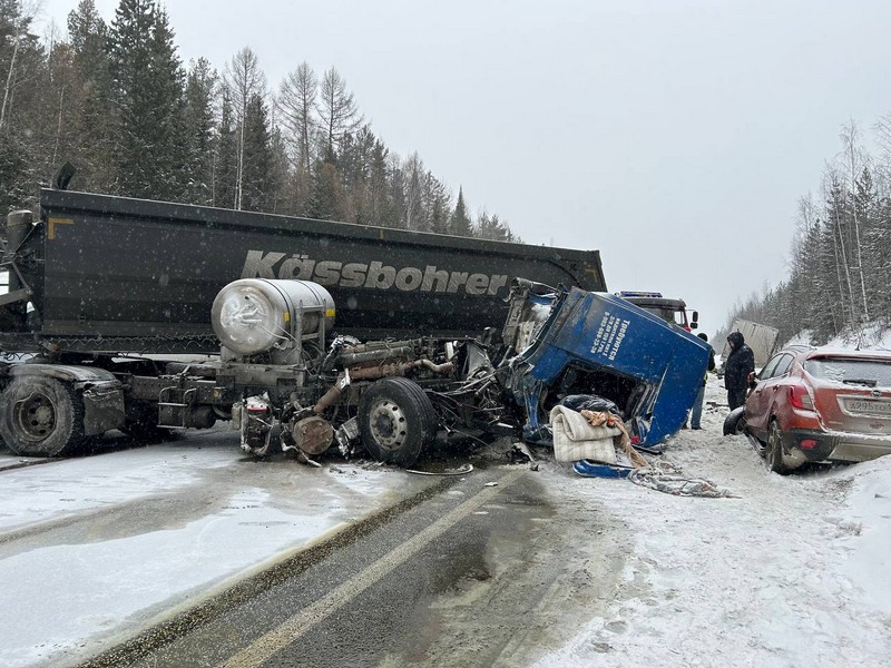 Выезд на встречную полосу спровоцировал аварию с 5 автомобилями, в которой пострадали 3 человека