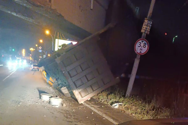 В Екатеринбурге водитель грузовика повредил путепровод