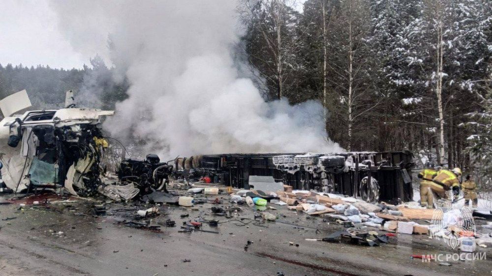 На трассе под Челябинском столкнулись три грузовика и легковушка, два водителя погибли  | В Челябинской области загорелась фура, погибли два водителя 