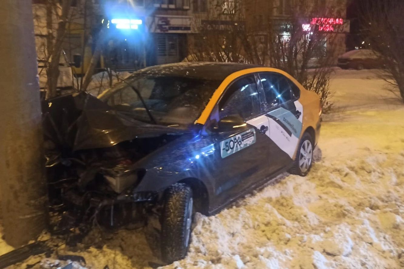 На Урале каршеринговый автомобиль влетел в столб