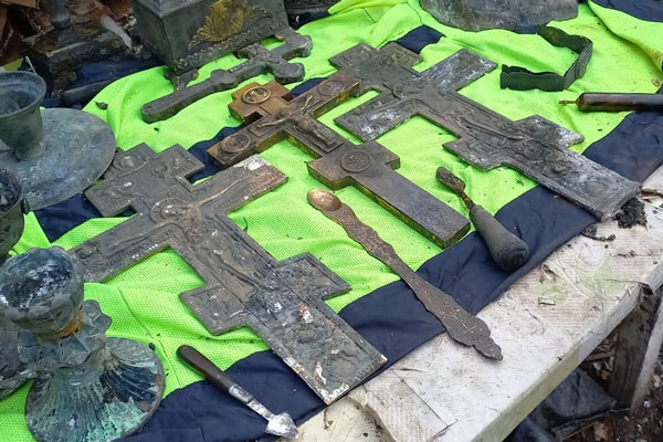 Старинные церковные предметы обнаружили в свердловском селе